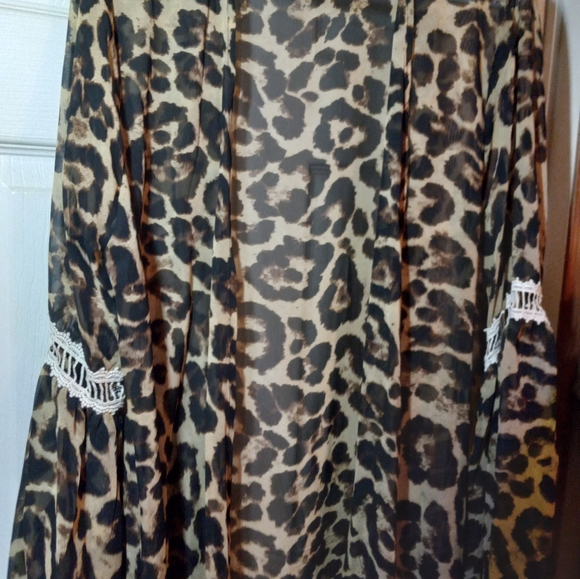 Grance and Emma leopard and lace shawl with sleeves - Picture 5 of 5